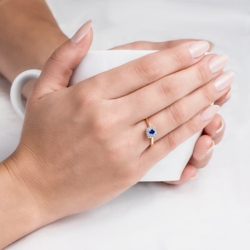 Pierścionek zaręczynowy SAVICKI: dwukolorowe złoto, niebieski szafir, diamenty